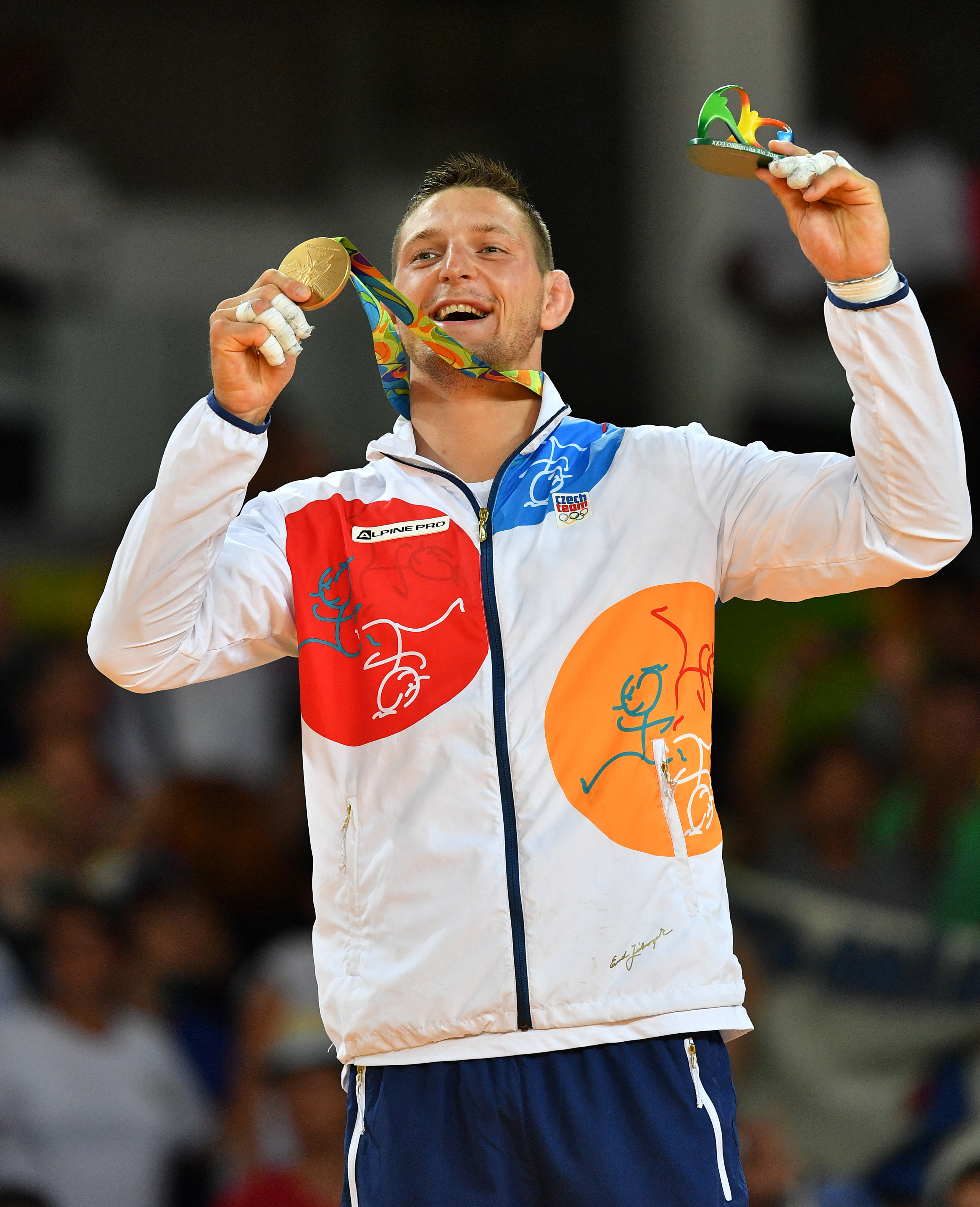 Lukáš Krpálek s olympijskou medailí po triumfu v Riu 2016