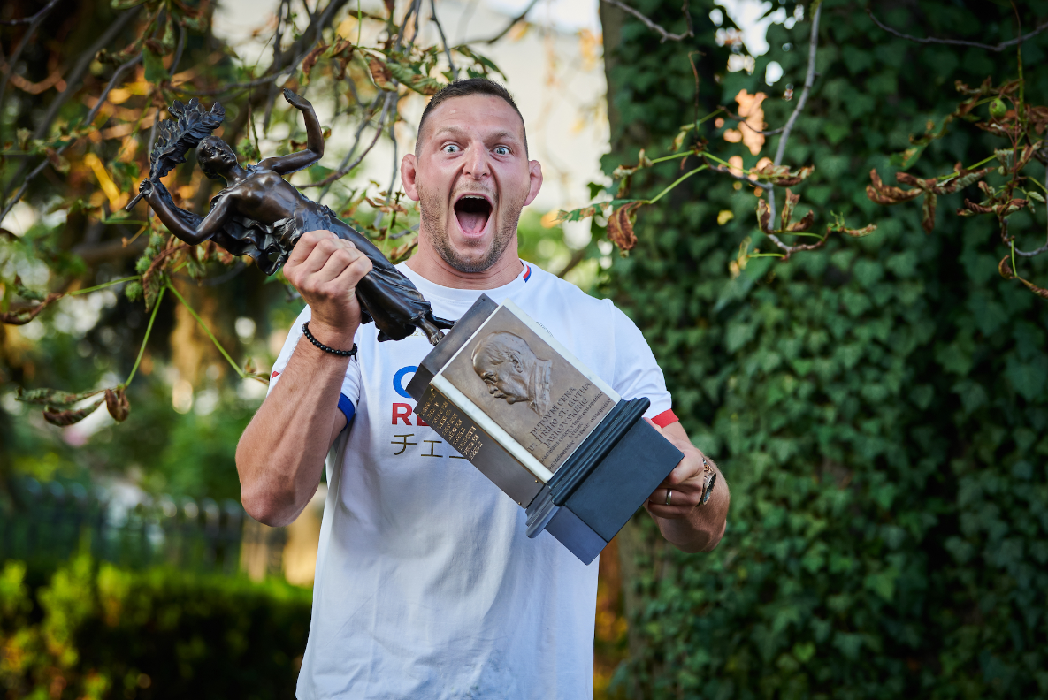 Lukáš Krpálek s oceněním a trofejí